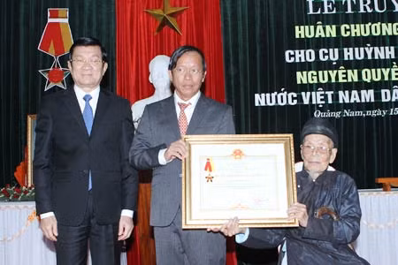 Chủ tịch nước Trương Tấn Sang trao tặng Huân chương Sao vàng cho đại diện lãnh đạo tỉnh Quảng Nam và đại diện họ tộc cụ Huỳnh Thúc Kháng. Ảnh: TTXVN.