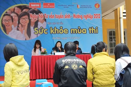 Đông đảo học sinh đăng kí nhận tài liệu của trường. Lắng nghe tư vấn. Trực tiếp nói lên những thắc mắc. Các bậc phụ huynh rất quan tâm đến tư vấn của giáo viên trong trường. Tư vấn sức khỏe mùa thi. Các mẫu đăng kí được phát đến tay học sinh. Sinh viên Học viện Cảnh sát giới thiệu về trường của mình Đọc tờ rơi giới thiệu các trường. Cùng vẽ lên bức tranh Trường Đại học Hà Nội.