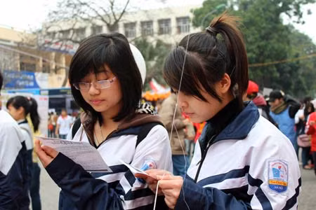 Đông đảo học sinh đăng kí nhận tài liệu của trường. Lắng nghe tư vấn. Trực tiếp nói lên những thắc mắc. Các bậc phụ huynh rất quan tâm đến tư vấn của giáo viên trong trường. Tư vấn sức khỏe mùa thi. Các mẫu đăng kí được phát đến tay học sinh. Sinh viên Học viện Cảnh sát giới thiệu về trường của mình Đọc tờ rơi giới thiệu các trường. Cùng vẽ lên bức tranh Trường Đại học Hà Nội.