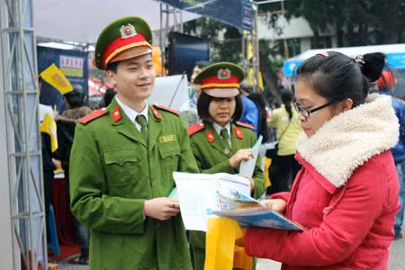 Đông đảo học sinh đăng kí nhận tài liệu của trường. Lắng nghe tư vấn. Trực tiếp nói lên những thắc mắc. Các bậc phụ huynh rất quan tâm đến tư vấn của giáo viên trong trường. Tư vấn sức khỏe mùa thi. Các mẫu đăng kí được phát đến tay học sinh. Sinh viên Học viện Cảnh sát giới thiệu về trường của mình Đọc tờ rơi giới thiệu các trường. Cùng vẽ lên bức tranh Trường Đại học Hà Nội.
