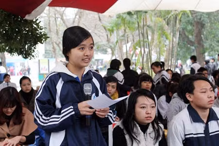 Đông đảo học sinh đăng kí nhận tài liệu của trường. Lắng nghe tư vấn. Trực tiếp nói lên những thắc mắc. Các bậc phụ huynh rất quan tâm đến tư vấn của giáo viên trong trường. Tư vấn sức khỏe mùa thi. Các mẫu đăng kí được phát đến tay học sinh. Sinh viên Học viện Cảnh sát giới thiệu về trường của mình Đọc tờ rơi giới thiệu các trường. Cùng vẽ lên bức tranh Trường Đại học Hà Nội.