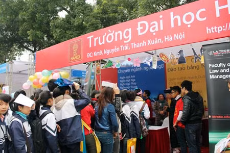 Đông đảo học sinh đăng kí nhận tài liệu của trường. Lắng nghe tư vấn. Trực tiếp nói lên những thắc mắc. Các bậc phụ huynh rất quan tâm đến tư vấn của giáo viên trong trường. Tư vấn sức khỏe mùa thi. Các mẫu đăng kí được phát đến tay học sinh. Sinh viên Học viện Cảnh sát giới thiệu về trường của mình Đọc tờ rơi giới thiệu các trường. Cùng vẽ lên bức tranh Trường Đại học Hà Nội.