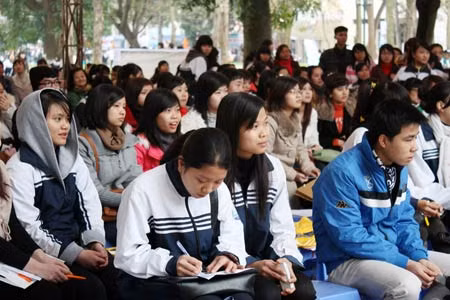 Đông đảo học sinh đăng kí nhận tài liệu của trường. Lắng nghe tư vấn. Trực tiếp nói lên những thắc mắc. Các bậc phụ huynh rất quan tâm đến tư vấn của giáo viên trong trường. Tư vấn sức khỏe mùa thi. Các mẫu đăng kí được phát đến tay học sinh. Sinh viên Học viện Cảnh sát giới thiệu về trường của mình Đọc tờ rơi giới thiệu các trường. Cùng vẽ lên bức tranh Trường Đại học Hà Nội.