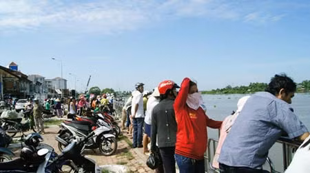 Người dân hiếu kỳ đến hiện trường vụ tai nạn.
