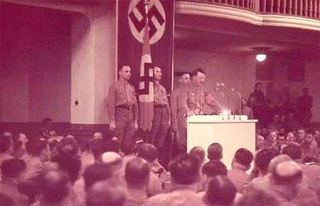 Hitler giơ tay chào quân đội Đức trong cuộc duyệt binh vào ngày 1/9/1938. "Điều tiên quyết dẫn đến thành công là sự áp dụng không ngừng và liên tục bạo lực", Hitler từng nói. Thủ tướng Anh Neville Chamberlain (hàng đầu, thứ 2 bên tay phải) duyệt đội quân danh dự của phát xít Đức trước khi đến gặp Adolf Hitler vào ngày 28/9/1938. Hitler phát biểu tại Munich, Đức, ngày 8/11/1938, trong lễ kỷ niệm lần thứ 15 sự kiện Beer Hall Putsch, trong đó Hitler và các thành viên đảng Quốc xã đã tìm cách lật đổ chính quyền Đức nhưng không thành. Hitler tham quan cuộc triển lãm Ôtô quốc tế tại Berlin, ngày 17/2/1939. Julius Schaub, trợ thủ thân tín của Hitler, quan sát những người xung quanh tại một bữa tiệc vào ngày 25/2/1939. Hitler tham dự cuộc hạ thủy tàu chiến Tirpitz ngày 1/4/1939. Hitler và các quan chức đảng Quốc xã tham dự bữa tiệc Giáng sinh năm 1941, lúc đỉnh điểm của Chiến tranh thế giới lần thứ 2. Hitler trò chuyện với các cô gái trẻ trên chiếc tàu Robert Ley của Đức trong ngày khởi hành đầu tiên của con tàu, hôm 1/4/1939. Tên tàu được lấy từ một thủ lĩnh cấp cao trong quân đội phát xít. Phòng khám bệnh trên tàu Robert Ley - một trong những tàu đầu tiên được chế tạo phục vụ riêng mục đích du ngoạn cho quân đội Đức. Bể bơi trong nhà trên con tàu "Strength Through Joy" - một phần trong chương trình hoạt động giải trí của quân đội phát xit.
