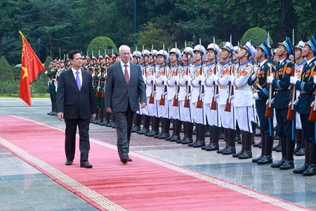 Thủ tướng Nguyễn Tấn Dũng và Thủ tướng Mykola Azarov duyệt Đội danh dự Quân đội nhân dân Việt Nam. Ảnh: TTXVN.