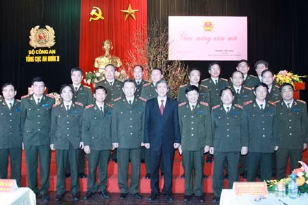 Đồng chí Đinh Thế Huynh, Ủy viên Bộ Chính trị, Bí thư TW Đảng, Trưởng Ban Tuyên giáo TW; Trung tướng Tô Lâm, Ủy viên TW Đảng, Thứ trưởng Bộ Công an đến thăm, chúc Tết CBCS Cục An ninh Thông tin và Truyền thông.