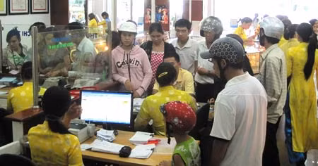Do tâm lý giá vàng lên cao và có dấu hiệu đi xuống nên rất đông người dân bắt đầu bán vàng ra chốt lời khiến hoạt động giao dịch mua bán vàng nóng ảo tại thị trường Đà Nẵng.