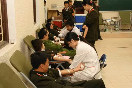 Hiến máu vì cộng đồng, một hoạt động giàu ý nghĩa của tuổi trẻ CAND. Ảnh: Duy Hiển.