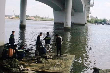 Lực lượng người nhái tiến hành mò lặn xác ông Hùng.