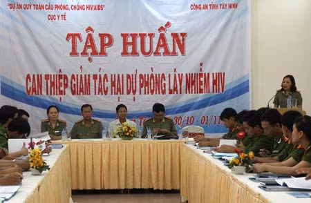 Lớp tập huấn dự phòng lây nhiễm HIV/AIDS.