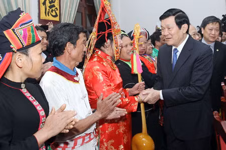 Chủ tịch nước Trương Tấn Sang với đồng bào các dân tộc. Ảnh: TTXVN.