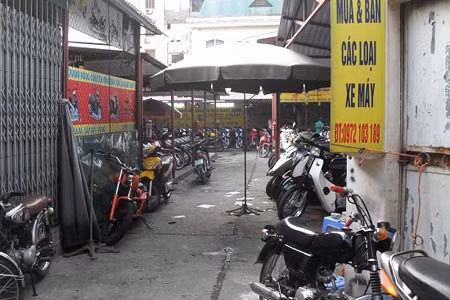 Chợ xe máy cũ Dịch Vọng những ngày này rất ít giao dịch mua bán.