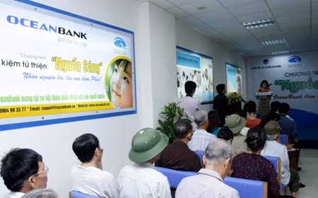 Gần 130 bệnh nhân nghèo của thị xã Chí Linh (Hải Dương) được phẫu thuật các bệnh về mắt như: đục thuỷ tinh thể; quặm, mộng có khả năng gây mù; bệnh glocom (thiên đầu thống); bệnh võng mạc (bệnh đáy mắt)... Bát cháo nóng giữ sức khỏe để các cụ sẵn sàng bước vào ca phẫu thuật mắt tìm lại ánh sáng cho mình. Một ca phẫu thuật bệnh về mắt cho người nghèo tại thị xã Chí Linh (Hải Dương).