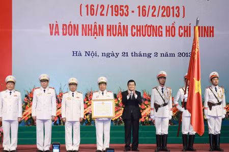 Chủ tịch nước Trương Tấn Sang trao Bằng Huân chương Hồ Chí Minh lần thứ 2 tặng lực lượng Cảnh vệ. Ảnh: Trần Xuân.