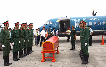 Chuyên cơ chở linh cữu Đại tướng Võ Nguyên Giáp đã sẵn sang làm nhiệm vụ. Ảnh chụp trong buổi diễn tập vận chuyển linh cữu Đại tướng Võ Nguyên Giáp ngày 10/10/2013.