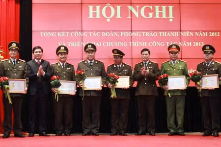 Đồng chí Nguyễn Long Hải, Bí thư TW Đoàn và Thiếu tướng Nguyễn Xuân Mười, Phó Tổng cục trưởng Tổng cục XDLL CAND trao Kỷ niệm chương “Vì thế hệ trẻ” cho 43 cá nhân.