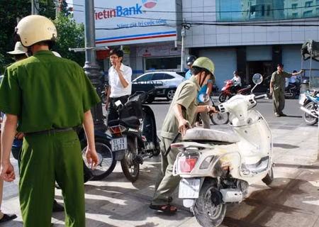Chiếc xe của chị Tú Anh bị bốc cháy.