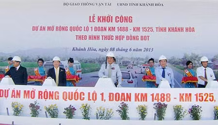 Nhấn chuông khởi công dự án.