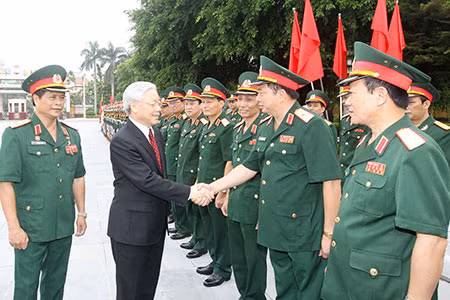 Tổng Bí thư Nguyễn Phú Trọng với các đồng chí lãnh đạo, cán bộ, giảng viên và học viên Học viện Quốc phòng. Ảnh: TTXVN.
