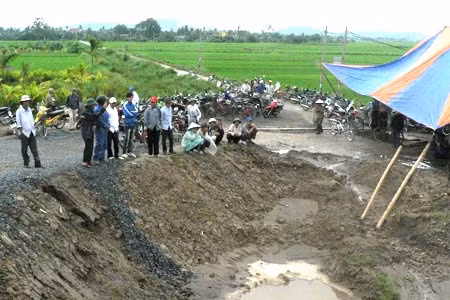 Người dân ngăn cản đơn vị thi công vì cho rằng thiết kế chưa phù hợp.
