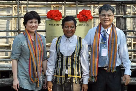Bà Trần Minh Hiền, Giám đốc WWF Việt Nam (bên trái) và ông Trần Văn Thành, Giám đốc Vườn Quốc gia Cát Tiên (ngoài cùng bên phải) trong Lễ khánh thành Nhà tiếp đón khách du lịch cộng đồng.