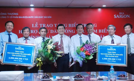 Chủ tịch nước Trương Tấn Sang chứng kiến lễ trao tặng biểu trưng 12 tỷ đồng hỗ trợ ngư dân bám biển.