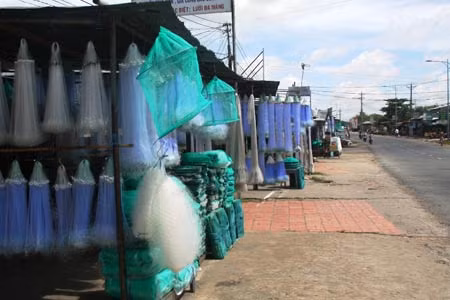 Làng lưới Thơm Rơm, nằm cạnh QL91.
