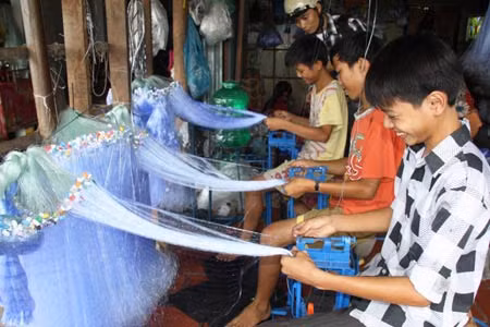 Vào mùa vụ, làng lưới Thơm Rơm giải quyết công việc cho khoảng 1.000 lao động ở địa phương.