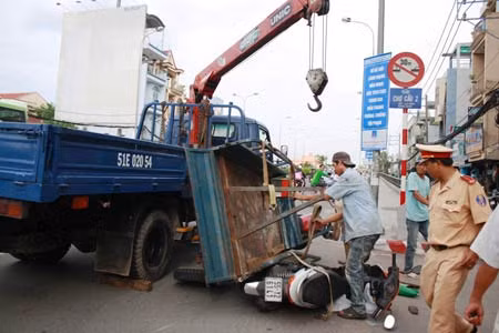 Hiện trường chiếc xe ba gác đè vào xe chị Vy.