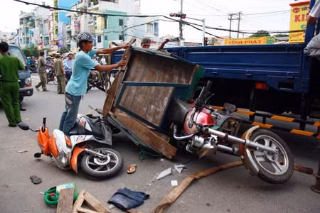 Hiện trường chiếc xe ba gác đè vào xe chị Vy.