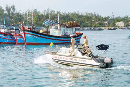 Lực lượng CSGT đường thủy Công an tỉnh Quảng Ngãi sắp xếp các tàu trú bão an toàn.