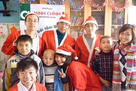 Hình ảnh chương trình “Giáng sinh bên giường bệnh” năm 2010 của VPV Club.