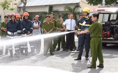 Với áp suất phun lớn, ít hao nước, SRV 200 sẽ phục vụ tốt hơn cho công tác chữa cháy ở những khu vực xa nguồn tiếp nước. Với hình dáng nhỏ gọn, trang thiết bị hiện đại phù hợp với địa hình phức tạp, nếu thành công phương tiện này sẽ được sản xuất để phục vụ cho toàn lực lượng PCCC. Thiếu tướng Trần Triều Dương - Giám đốc Sở Cảnh sát PCCC TP HCM, đang thử nghiệm tính hiện đại của xe chữa cháy SRV 200.