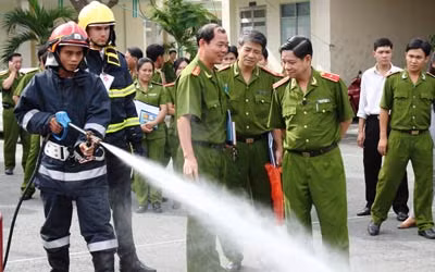 Với áp suất phun lớn, ít hao nước, SRV 200 sẽ phục vụ tốt hơn cho công tác chữa cháy ở những khu vực xa nguồn tiếp nước. Với hình dáng nhỏ gọn, trang thiết bị hiện đại phù hợp với địa hình phức tạp, nếu thành công phương tiện này sẽ được sản xuất để phục vụ cho toàn lực lượng PCCC. Thiếu tướng Trần Triều Dương - Giám đốc Sở Cảnh sát PCCC TP HCM, đang thử nghiệm tính hiện đại của xe chữa cháy SRV 200.