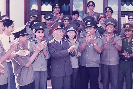 Đại tướng Võ Nguyên Giáp nói chuyện với cán bộ, chiến sĩ Công an Quảng Bình trong lần thăm quê (1999).