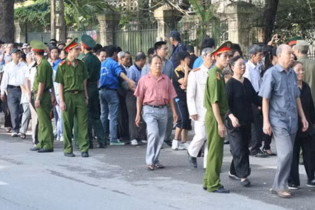 Đồng bào từ khắp nơi trong cả nước đến tưởng niệm Đại tướng Võ Nguyên Giáp.