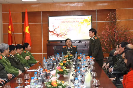 Trung tướng, Nhà văn Hữu Ước, Phó Tổng cục trưởng Tổng cục XDLL CAND, Tổng Biên tập Báo CAND, Tổng Biên tập ANTV phát biểu tại buổi làm việc.