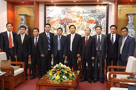 Thứ trưởng Thường trực Đặng Văn Hiếu; Trung tá Sỉ-sổm-phăn Kẹo-chăn-đi-thặm-lạt, Phó Cục trưởng Cục Thanh tra, Kiểm tra, Bộ An ninh Lào tại buổi tiếp. Ảnh: Việt Hưng.