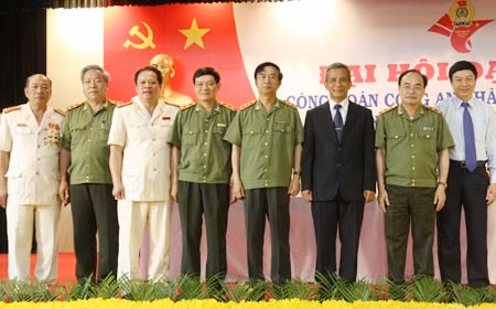 Đồng chí Đặng Ngọc Tùng, Ủy viên TW Đảng, Chủ tịch Tổng Liên đoàn Lao động Việt Nam; Thượng tướng Đặng Văn Hiếu, Ủy viên TW Đảng, Thứ trưởng Thường trực Bộ Công an; Trung tướng Bùi Quang Bền, Ủy viên TW Đảng, Thứ trưởng Bộ Công an cùng các đại biểu dự đại hội. Ảnh: V.H.
