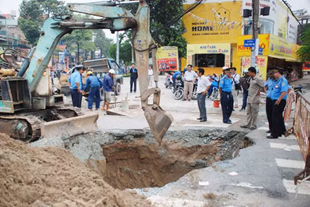 Hố “tử thần” tại giao lộ Nguyễn Oanh - Phan Văn Trị được phát hiện vào ngày 3/10 vừa qua.
