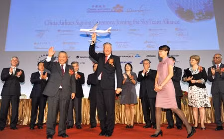 Các thành viên chúc mừng China Airlines gia nhập Liên minh hàng không toàn cầu SkyTeam. Đoàn tiếp viên của 15 hãng hàng không là thành viên của Liên minh hàng không toàn cầu SkyTeam.