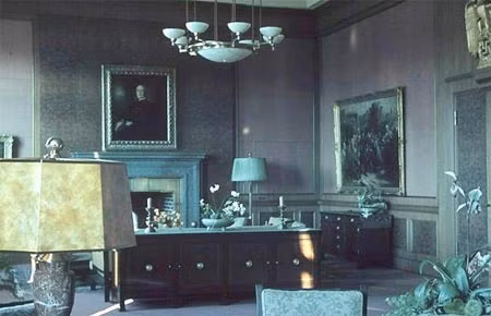Hình ảnh hiếm thấy bên trong căn hộ của Hitler tại Berlin. Các đồ vật bên trong văn phòng của Hitler tại Phủ thủ tướng ở Berlin. Lính gác bảo vệ trước cửa ra vào văn phòng của Hitler trong Phủ thủ tướng. Hitler bị ám ảnh bởi kiểu kiến trúc đồ sộ và những công trình hoành tráng khiến bất kỳ vị khách nào cũng phải choáng ngợp và e sợ. Văn phòng làm việc của Hitler tại Munich. Tại nơi này năm 1938, Hiệp định Munich được thủ tướng Anh Neville Chamberlain ký nhằm trao cho Đức một phần của Czechoslovakia.