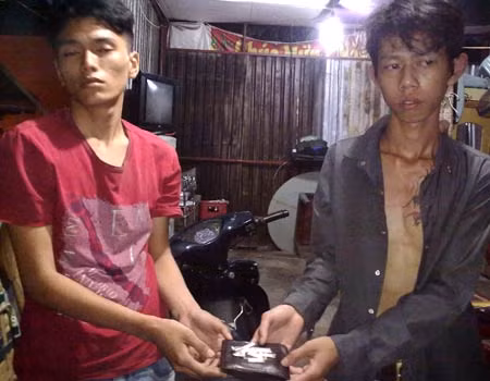 Nhóm thanh niên bị bắt cùng tang vật.
