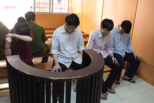Hoa, Luận (từ trái qua) cùng các đồng phạm tại tòa