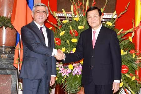 Chủ tịch nước Trương Tấn Sang và Tổng thống Serzh Sargsyan tại lễ đón. Ảnh: TTXVN.