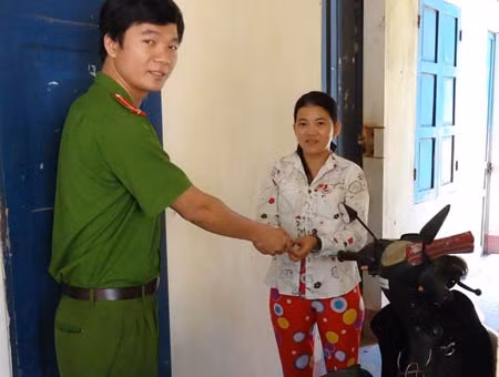 Công an huyện Tư Nghĩa trao trả xe cùng 2 triệu đồng cho chị Diệu.