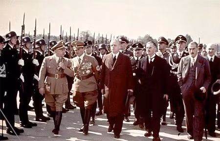 Hitler giơ tay chào quân đội Đức trong cuộc duyệt binh vào ngày 1/9/1938. "Điều tiên quyết dẫn đến thành công là sự áp dụng không ngừng và liên tục bạo lực", Hitler từng nói. Thủ tướng Anh Neville Chamberlain (hàng đầu, thứ 2 bên tay phải) duyệt đội quân danh dự của phát xít Đức trước khi đến gặp Adolf Hitler vào ngày 28/9/1938. Hitler phát biểu tại Munich, Đức, ngày 8/11/1938, trong lễ kỷ niệm lần thứ 15 sự kiện Beer Hall Putsch, trong đó Hitler và các thành viên đảng Quốc xã đã tìm cách lật đổ chính quyền Đức nhưng không thành. Hitler tham quan cuộc triển lãm Ôtô quốc tế tại Berlin, ngày 17/2/1939. Julius Schaub, trợ thủ thân tín của Hitler, quan sát những người xung quanh tại một bữa tiệc vào ngày 25/2/1939. Hitler tham dự cuộc hạ thủy tàu chiến Tirpitz ngày 1/4/1939. Hitler và các quan chức đảng Quốc xã tham dự bữa tiệc Giáng sinh năm 1941, lúc đỉnh điểm của Chiến tranh thế giới lần thứ 2. Hitler trò chuyện với các cô gái trẻ trên chiếc tàu Robert Ley của Đức trong ngày khởi hành đầu tiên của con tàu, hôm 1/4/1939. Tên tàu được lấy từ một thủ lĩnh cấp cao trong quân đội phát xít. Phòng khám bệnh trên tàu Robert Ley - một trong những tàu đầu tiên được chế tạo phục vụ riêng mục đích du ngoạn cho quân đội Đức. Bể bơi trong nhà trên con tàu "Strength Through Joy" - một phần trong chương trình hoạt động giải trí của quân đội phát xit.