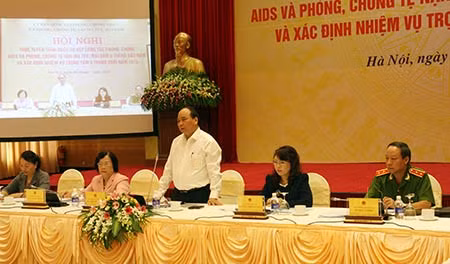 Phó Thủ tướng Chính phủ Nguyễn Xuân Phúc, Chủ tịch UBQG phòng, chống AIDS, PCTNMTMD phát biểu tại hội nghị. Ảnh: Việt Hưng.