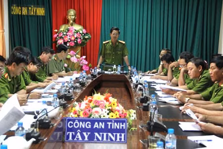 Đại tá Phạm Văn Cao phát biểu tại Hội nghị.